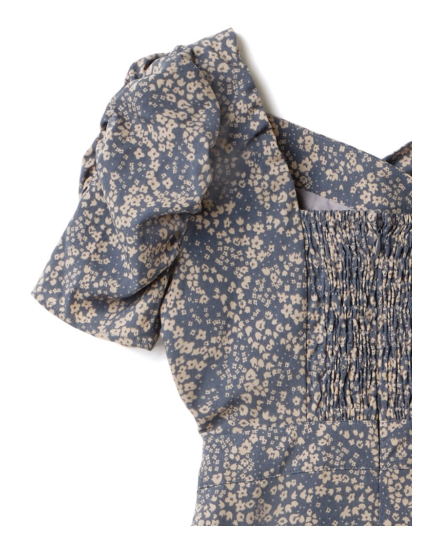 Vestido floral com fenda lateral(Preto)