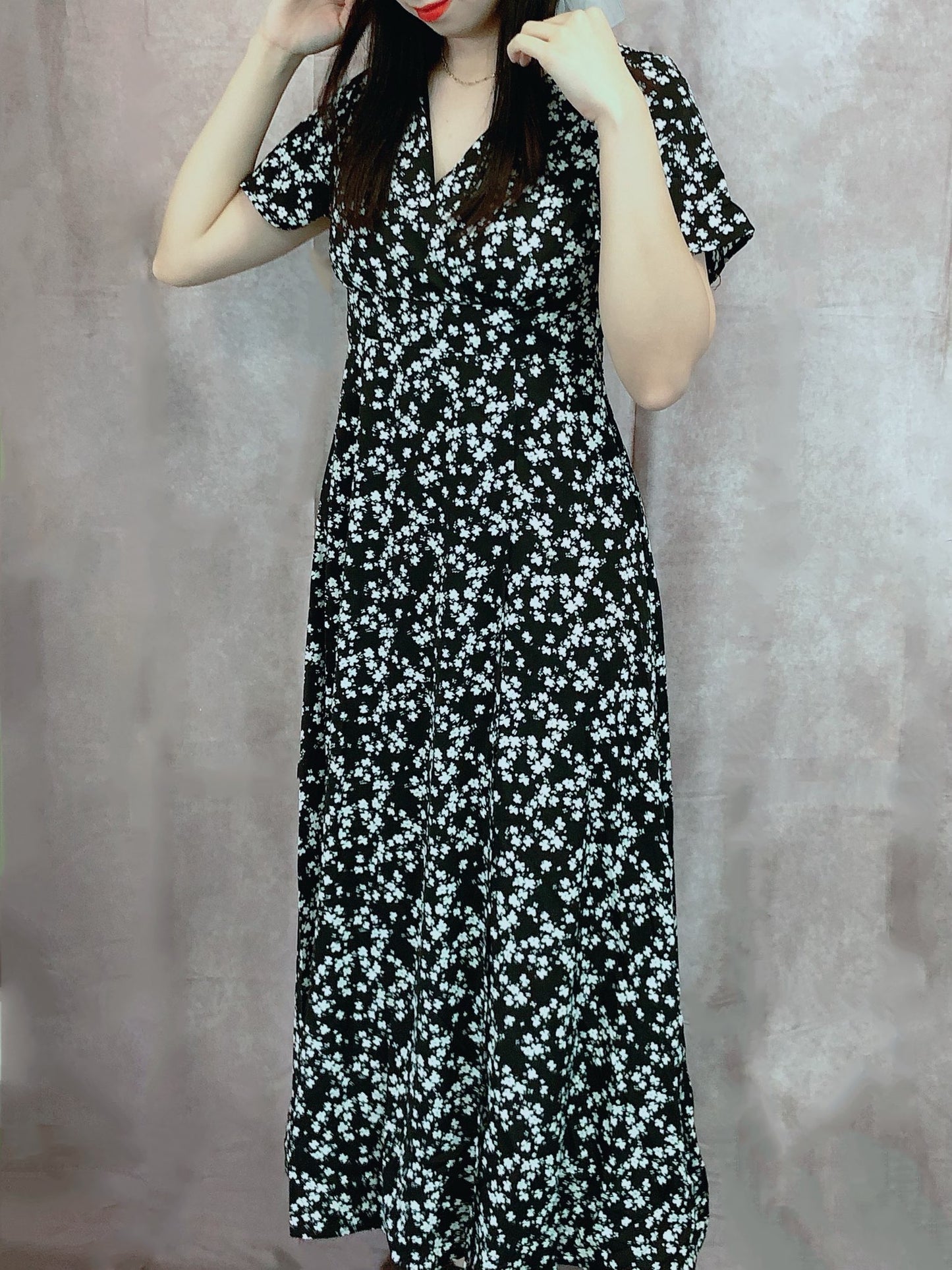 Vestido com estampa florida(Preto)