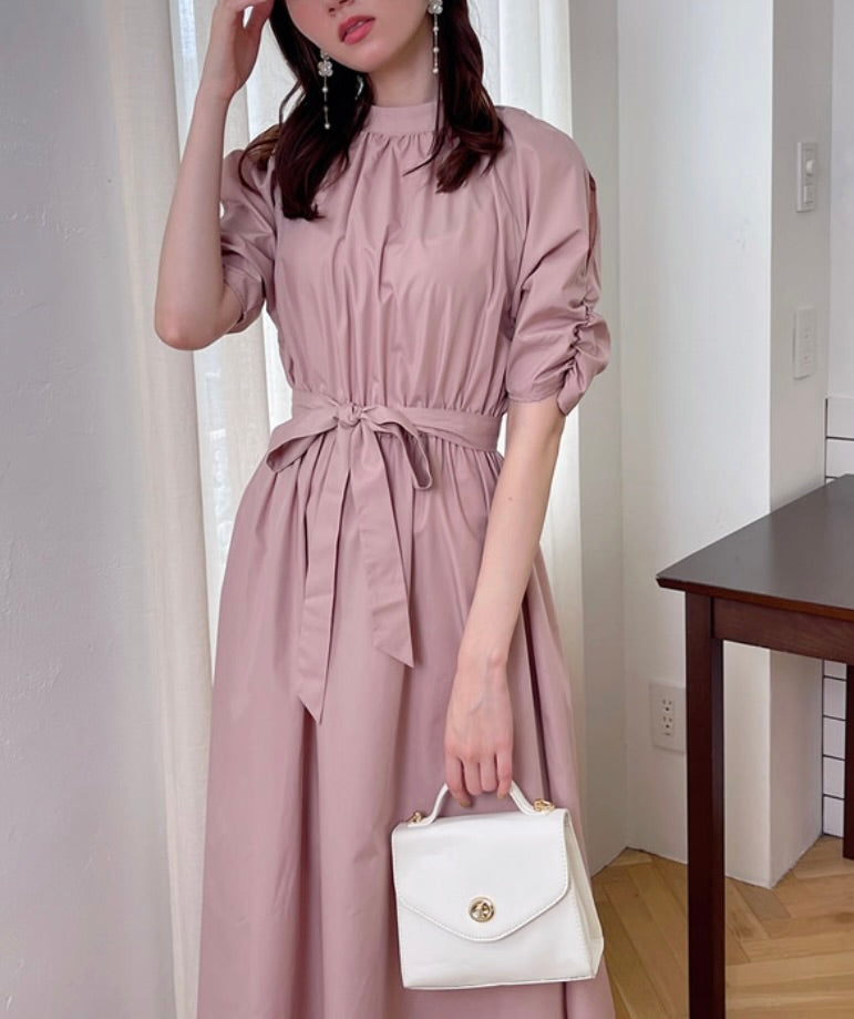 Vestido aberto no ombro com fita (4 maneiras de usar)
