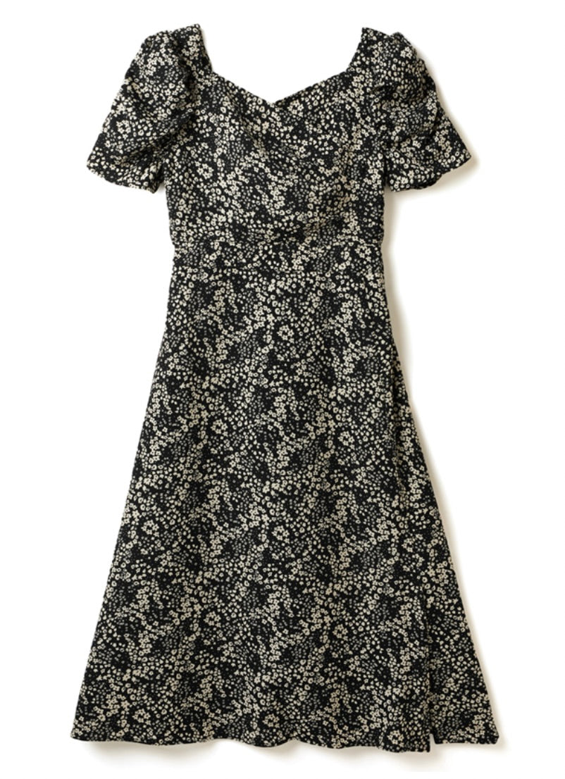 Vestido floral com fenda lateral(Preto)