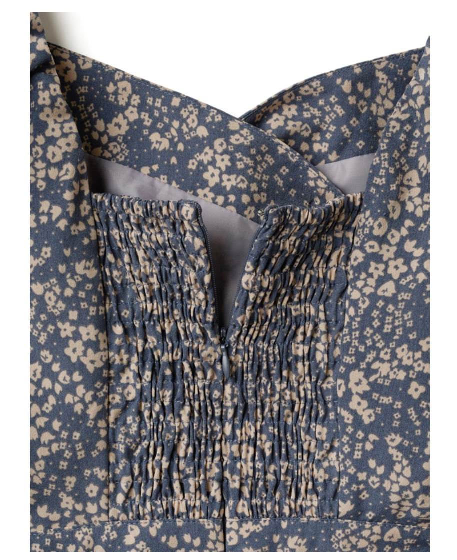 Vestido floral com fenda lateral(Preto)