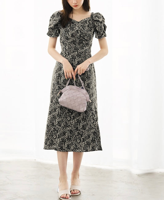 Vestido floral com fenda lateral(Preto)