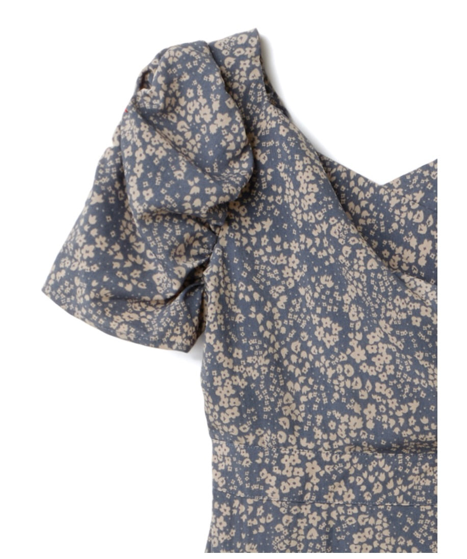 Vestido floral com fenda lateral(Preto)