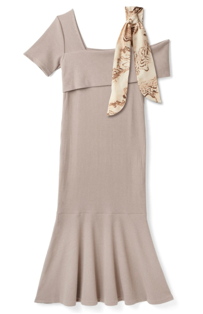 Vestido Sereia lenço no ombro direito(Bege)