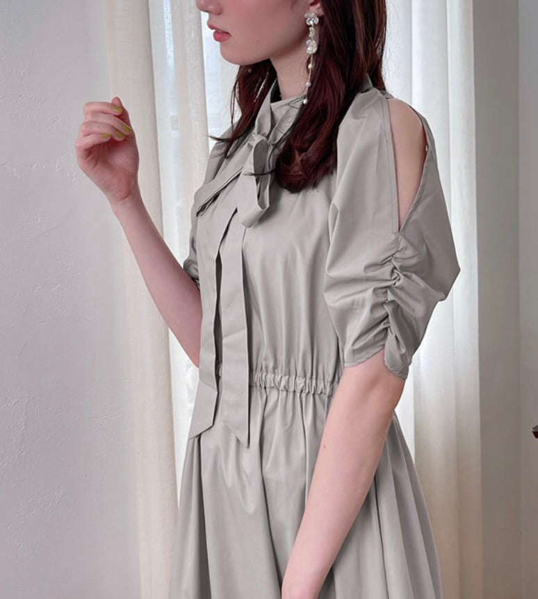 Vestido aberto no ombro com fita (4 maneiras de usar)