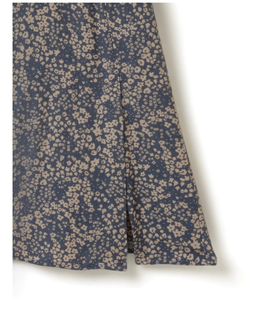 Vestido floral com fenda lateral(Preto)